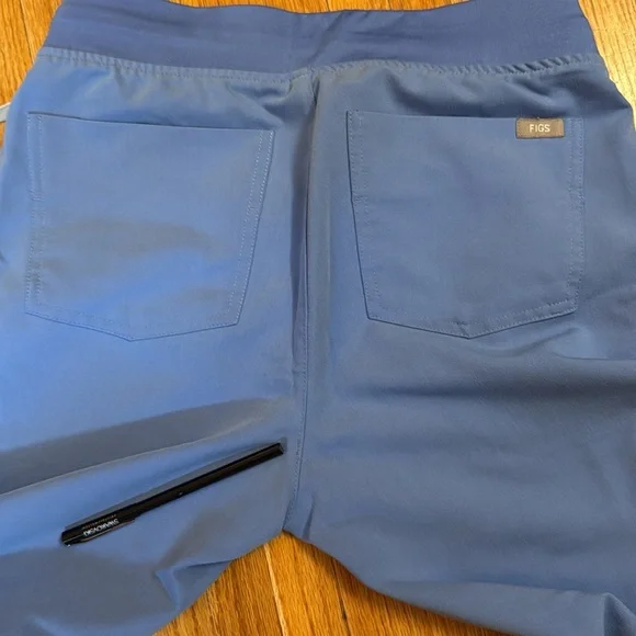 Figs light blue jogger scrub set size xs - Picture 9 of 10